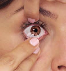 Kaip kontaktinis lęšis dedamas ant akies 1. Prisiminkite, kad turite pradėti nuo dešinės akies. Patikrinus lęšį ir įsitikinus, kad jis neišvirkščias, padėkite jį ant smiliaus galiuko. 2.
