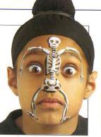 Ant veido galima piešti visą skeletą. Kaukolė piešiama ant kaktos, rankos apglebiančios antakius. Stuburkaulis ir šonkauliai piešiami ant nosies, o dubens kaulai apie šnerves.