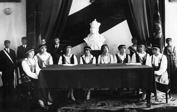 Diplominių projektų gynimas Technikos fakultete (1938 m.) nami ir pardavinėjami kitiems. Tuo vertėsi studentų draugijos, atskiri jų kooperatyvai.