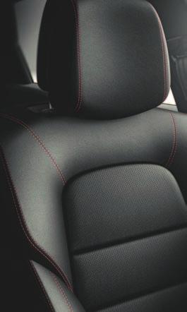 sėdynės su vėdinimo funkcija (valdymo pultelis įtaisytas vairuotojo pusėje) Šildomos priekinės sėdynės Tamsinti užpakalinių langų stiklai Juodi odiniai apmušalai su raudonomis siūlėmis Juodos spalvos