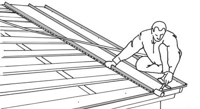 Užfiksavę siūlę, naudodami medinį plaktuką, atsargiai sulygiuokite stogo lakštus, kad jų galai būtų griežtai vienoje linijoje.