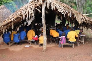 SANTRAUKA Projekto tikslas pastatyti nuolatinę pradinę mokyklą atokioje Siera Leonės gyvenvietėje, suteikiant