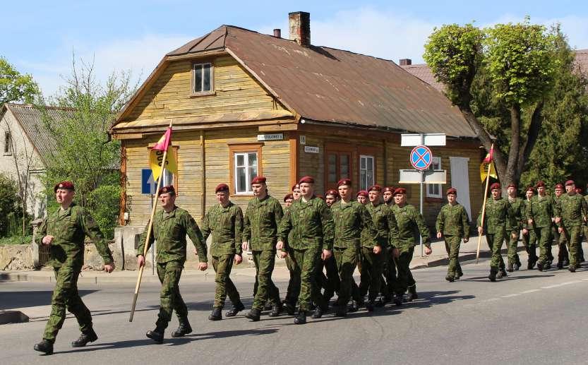 Tarp iškilmingos eisenos dalyvių ir Rokiškio kariai 506-oji lengvoji pėstininkų kuopa. Kurios gretos pastaruoju metu sparčiai pildosi naujais savanoriais.