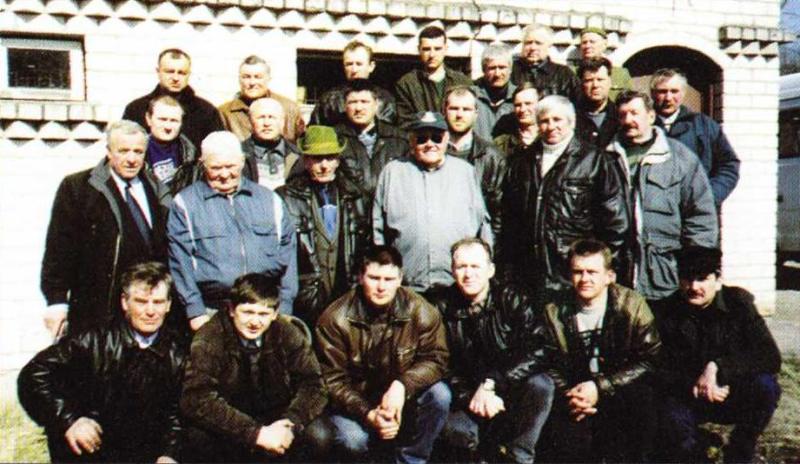 2001 Tabalą, metų E. klubo ataskaitiniame Rusilas, susirinkime Žilys, Vaidalauskas, dalyvavo B. 26 Dargužis, V. Bagdonas; eilėje antroje iš kairės: eilėje: S.
