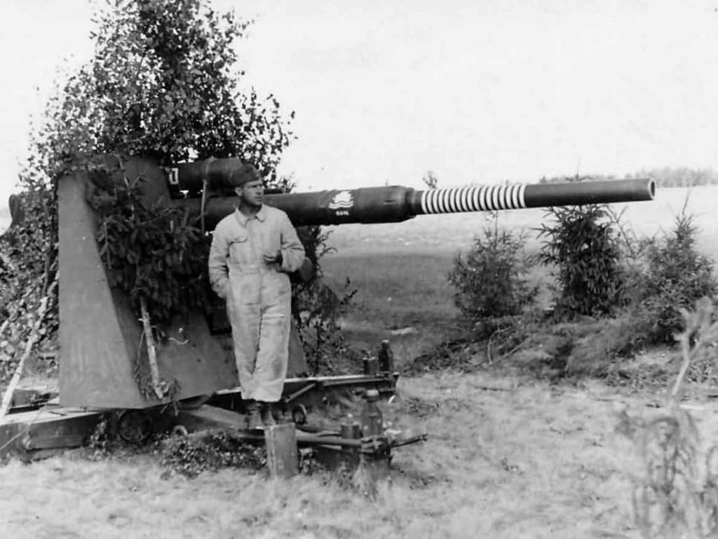 144 PRIE LENINGRADO VARTŲ 8. Žiema Uricke 145 Galingas prieštankinis ginklas vokiškas zenitinis pabūklas 8,8 cm FlaK 36.