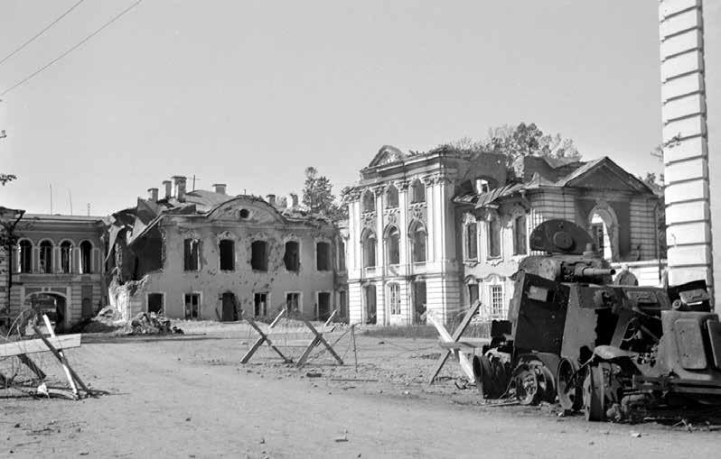 146 PRIE LENINGRADO VARTŲ 8. Žiema Uricke 147 Susprogdintas sovietų šarvuotasis automobilis BA-10 paliktas prie Peterhofo Didžiųjų rūmų. Raudonosios armijos desantas.