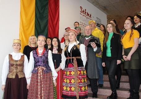 tautiniais drabužiais pasipuošę SDG darbuotojai giedojo Lietuvos himną,