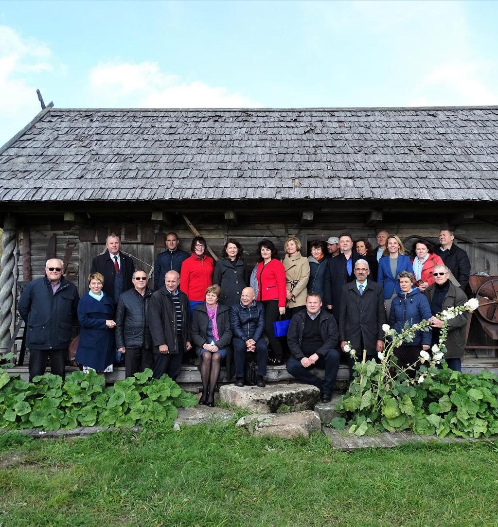 50 2018 m. spalio 9 d. Skuodo rajono seniūnijų seniūnai susitiko su kolegomis iš Jonavos rajono. Svečiai į Skuodo kraštą atvyko pasidalinti visapusiška darbo organizavimo seniūnijose patirtimi.