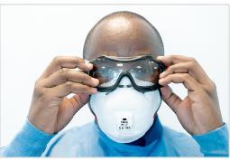 6 Kai respiratoriaus padėtis yra tinkama, uždėkite akinius akių apsaugai.