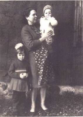 Mano mama Juzefa (Stirikait ) Paulien su dukra Austra ir sūnumi Viliumi. Šeimininkavo vestuv se 1965 m.,. Asteikiai. Nuotraukos autorius nežinomas. Iš Austros Dambrauskien s asmeninio archyvo.