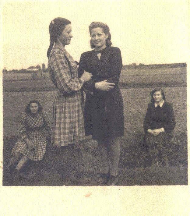 Birut Žvinklien. Mano mama Ona Viskontien puikiai gamindavo įvairius patiekalus pasakojo Ona Diburyt Viskontien (antra iš kair s). 1950 metai. Fotografas nežinomas.