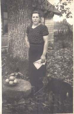 Zofija Viršilait 1929 m. jaunyst je. Petron l s Laureckien s mama. Žalgirio kaimas Skuodo rajonas. Iš Petron l s Laureckien s asmeninio archyvo.