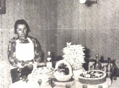 Vestuvių užstal s nuotrauka 1961 m. Violetos Česnien s t vų vestuv s: Stas s Norkut s ir Alfonso Venckaus. Plung s rajonas, Rietavo apylink, Pivorų kaimas. Fotografas nežinomas.