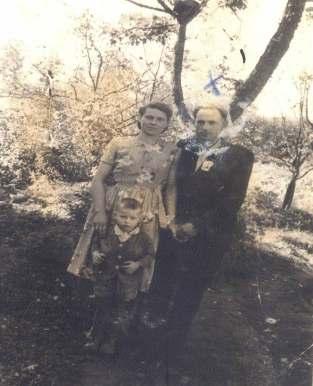 Antanina Skurdauskien (Zebityt ) su vyru Pranu 1962 metais. Fotografijos autorius nežinomas. Iš Antaninos Skurdauskien s asmeninio archyvo. Su jaunesne sese Ona 1961metai. Antanina (pirma iš dešin s).
