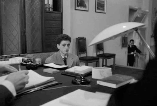 25 SUAUGUSIŲJŲ PASAULYJE ĮKALINTAS JAUNAS KŪNAS: ERMANNO OLMI FILMAS POSTAS (1961) Tarp dokumentinio kino ir italų neorealizmo (plačiau tai aptariama skyriuje Kadro analizė, 5 psl.
