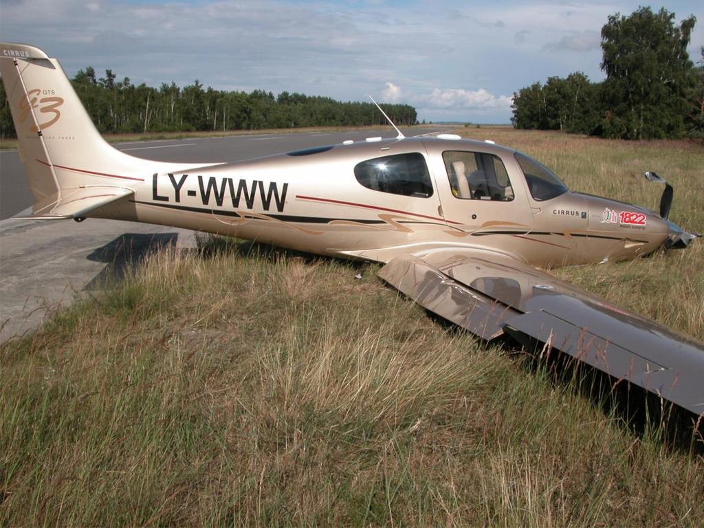 3 pav. Lėktuvo Cirrus SR22 padėtis po avarijos Atmetus vėjo gūsio poveikį, lėktuvo priekinės dalies nuleidimo ir staigaus žemėjimo tikėtina priežastimi lieka oro srauto atplyšimas nuo sparno.
