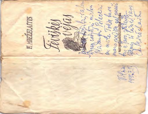66 ORIGINALUS DIALOGAS Pirmoji Eduardo Mieželaičio knyga jau bibliografinė retenybė. Ant jos poeto autografas jaunajam kolegai.