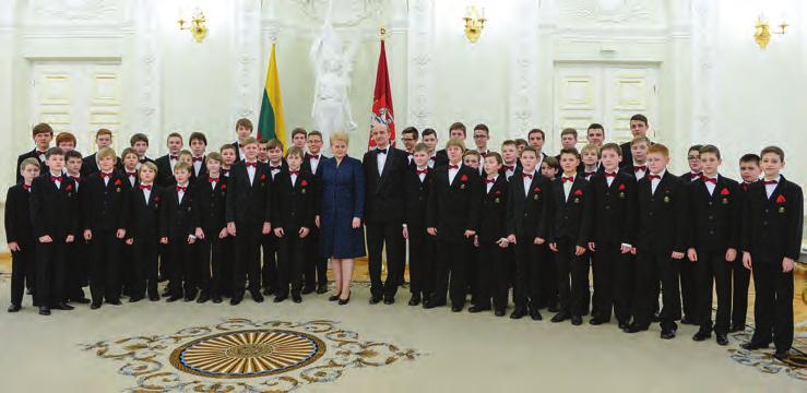 ANGELŲ CHORAS UŽKARIAUJA PASAULĮ 75 Po koncerto Prezidentūroje su Lietuvos Respublikos Prezidente Dalia Grybauskaite. 2014 m.