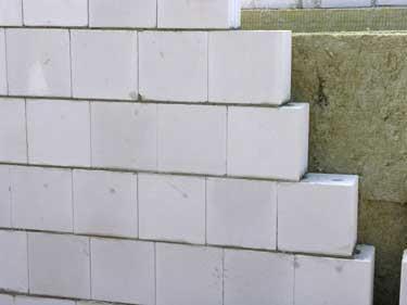 GENTAS COMPACT HPL compact plokštės negali būti klijuojamos tiesiai prie sienos, nesvarbu, kokia ji bebūtų: mūras, tinkas, gipsas ar betonas.