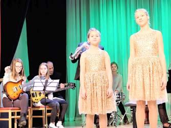 Kita maža, bet jau žinoma Birštone dainininkė, šešiametė mokytojos Ramunės Liutvynskienės mokinė Ugnė Naudžiūnaitė scenoje jaučiasi laisvai, pripratusi prie žiūrovų simpatijų.