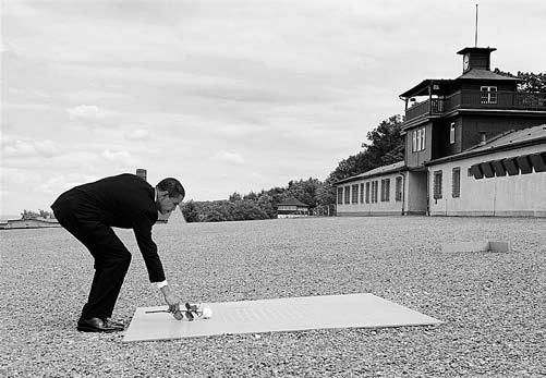 Šiandiena Mirę paminklai gyviems idealams Rasa Antanavičiūtė JAV prezidentas Barackas Obama prie memorialinės plokštės Buchenvalde. 2009. (Skulptoriai Horst Hoheisel ir Andreas Knitz, 1995).