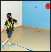 Tikslumas: vidutinis įtampos lygis, vaikas turi taip laikyti rankas (ir kartais tuo pat metu judėti), kad pagautų kamuolį.