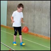 Kamuolio mušinėjimas Kamuolio varymasis Tikslumas: vidutinis-aukštas įtampos lygis, vaikas turi mušinėti kamuolį koridoriumi jo neprarasdamas.