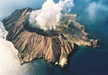 Naujojoje Zelandijoje išsiveržė turistų dažnai lankomas ugnikalnis Naujosios Zelandijos Baltojoje saloje pirmadienį išsiveržus turistų dažnai lankomam ugnikalniui, mažiausiai vienas žmogus buvo