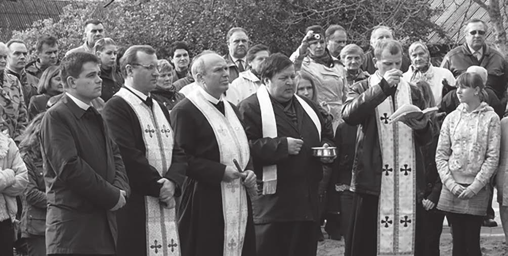Kun. Stanislovas Žukauskas (ketvirtas iš kairės) šventina Šv. Bazilijaus Didžiojo ordinui skirtą paminklą prie Bazilionų mokyklos kartu su ukrainiečių kunigais (OSBM). 2009 m. spalio 9 d.