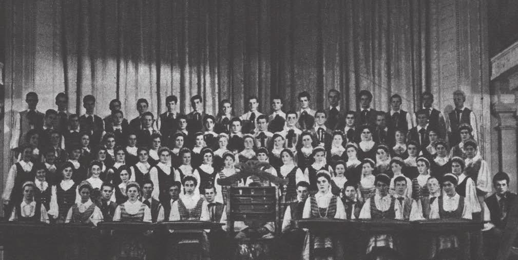 Romualdas Ozolas groja bosinėmis kanklėmis Vilniaus valstybinio V. Kapsuko universiteto studentų dainų ir šokių ansamblyje (pirmas dešinėje) 1959 m.