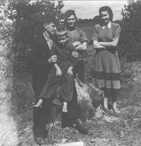 Rimantas Dichavičius (kairėje) su Ozolais: Pauliumi, Romualdu ir Virginija Mekiuose 1956 m. apvaisintas.