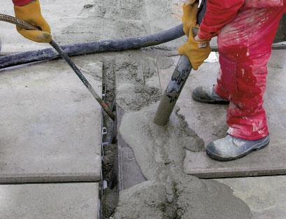 Reikia vengti betono išsiliejimo virš sijos, nes tai apsunkins stebėjimą ar sija pilnai užpildyta. 6. Betonavimo metu betonas turi būti tankinamas su betono vibratoriumi.