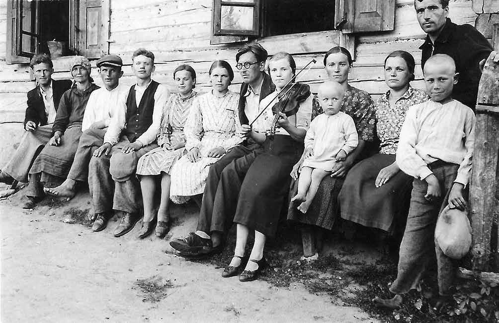 Klemensas Čerbulėnas (šalia mergaitės su smuiku) etnografinėje ekspedicijoje Rytų Lietuvoje. 1940 m.