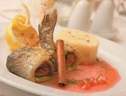 Vyriausias restorano virtuvės virėjas Viktoras Galubievskis paruoš ir kitų, gardžių žuvies patiekalų - upėtakį troškintą grietinėlėje su daržovėmis, įdarytus kalmarus, lašišą ir karpį.
