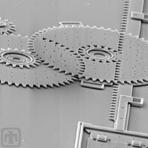 1. LITERATŪROS APŽVALGA 1.1. Lazerinis mikroapdirbimas Lazerinis mikroapdirbimas, kuriame naudojami nanosekundiniai ir trumpesni impulsai, yra inovatyvus, lankstus tiesioginės litografijos metodas