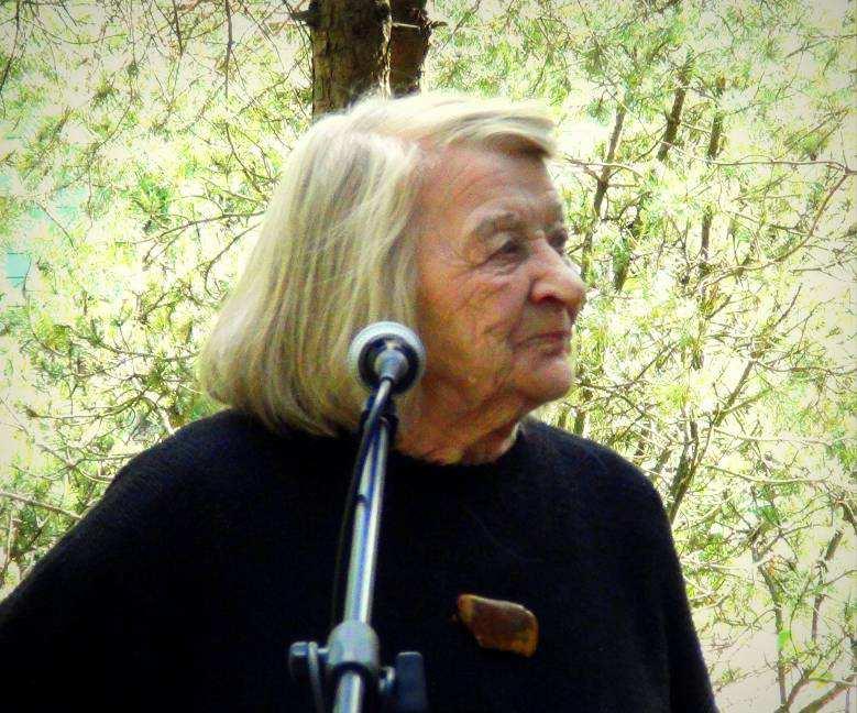 Karolina BIEKŠAITĖ-JEZERSKA Kiekvienam Pilaitės poezijos pavasariui eilių sukuria į šio sostinės daugiabučių rajono kultūrinį gyvenimą 1997 metais aktyviai įsijungusi į Lietuvą parvykusi gyventi