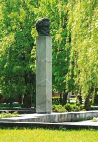 miesto parkelyje stovintį paminklą garsiam rusų tapytojui Isakui