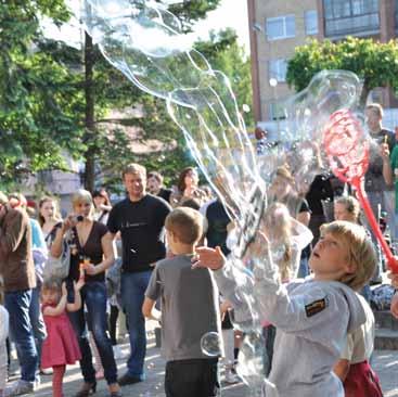 Burbuliatorius (English: Bubble-maker) Burbuliatorius is a funny international action inviting people of all ages to rally in the summer season, to communicate, to share their