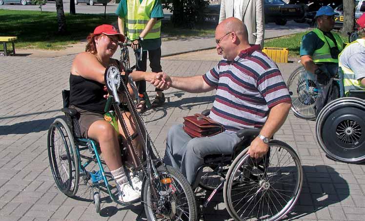 ŽMONĖS / PEOPLE Marcijonas Urmonas Nelengvo likimo žmogus, išmokęs nepasiduoti negandoms, tapo visų rajono neįgaliųjų globėju, gynėju, patikėtiniu ne tik širdimi, bet ir oficialiai.
