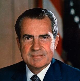 5. Požiūriu prezidentui galima viskas pagarsėjęs Richardas Nixonas (nuotr. kairėje) paauglystėje dirbo viščiukų skerdykloje.