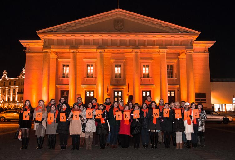 7 Instituto darbuotojai dalyvauja kampanijoje prieš smurtą prieš moteris. Nusikaltimų aukų teisių direktyva Peržiūrėdamas teisės aktus institutas atsižvelgia į lyčių aspektą ir juo remiasi.