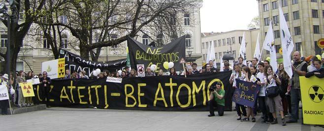 Broniaus Rasimo nuotr. (EE Nr.9, psl.26) Černobylio atominės elektrinės avarijos aukų atminimo mitingas Vilniuje 2011 m.
