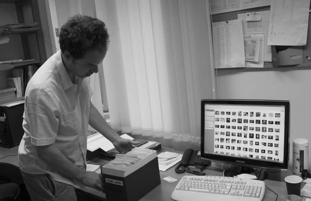 2 pav. Þydø muziejaus fotografijø archyvo skaitmenintojas Martinas Jelinekas demonstruoja archyvà ir jo skaitmeninius vaizdus.
