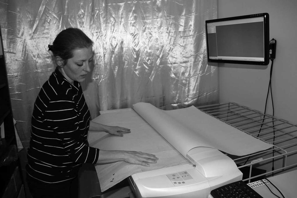 3 pav. Technikos muziejaus skenuotoja prie Contex skenerio, skirto didelio formato brëþiniams.