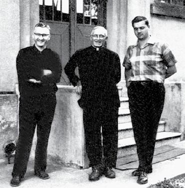 Mûsø istorija T. Antanas Saulaitis, SJ Misijos Pietų Amerikoje Iš kairės: t. L. Zaremba, t. J. Bružikas ir A. Saulaitis San Paule 1968 m.