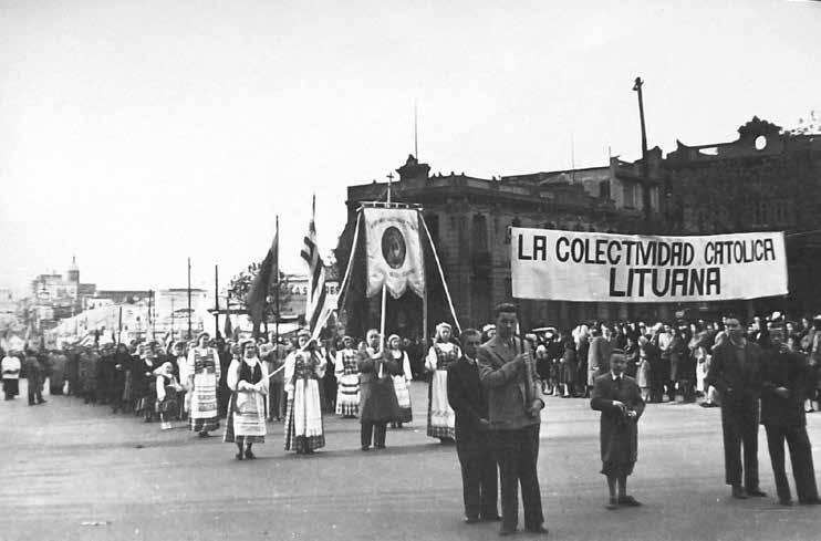 Mûsø istorija Jėzuitai Urugvajaus lietuvių gyvenime Lietuviai katalikų procesijoje Montevidėjuje 1958 m.