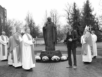 Ið visur 46 Š. m. lapkričio 4 d. Šiauliuose, Šv. Ignaco Lojolos bažnyčios kiemelyje, atidengtas monumentas palaimintajam popiežiui Jonui Pauliui II. Monumento mecenatai Žuklių šeima.