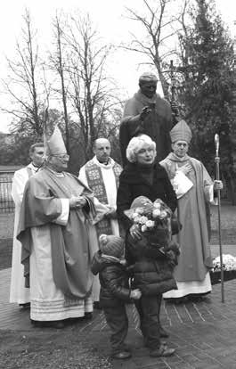 Ignaco bažnyčios rektoriumi t. Algiu Baniuliu, SJ. Taip kilo idėja greta bažnyčios pastatyti popiežiaus skulptūrą.