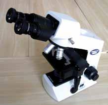 torius; tubusas; mikroskopo korpusas; du objektyvai su vaizdo dydžio reguliavimo mechanizmu (didinimo diapazonas 0,8 4 ); stovas; aukščio (fokusavimo) reguliavimo mechanizmas; peršviečiama stiklo