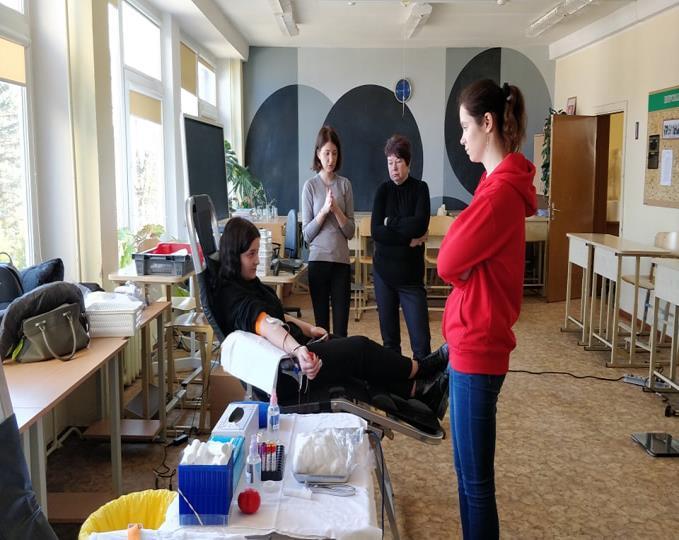 1. Akademijos Ugnės Karvelis gimnazijoje balandţio mėn. buvo surengta akcija Kraujo donorystės diena, kurios metu kraujo donorais tampo visa mokyklos bendruomenė: mokiniai, mokytojai, tėvai.